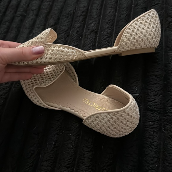 Restricted cream coloured flats - Picture 2 of 3